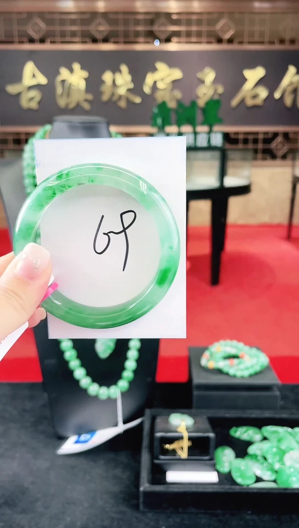 未镶嵌手镯石英质玉（非洲翠）微瑕一经发货运费不退介意勿拍