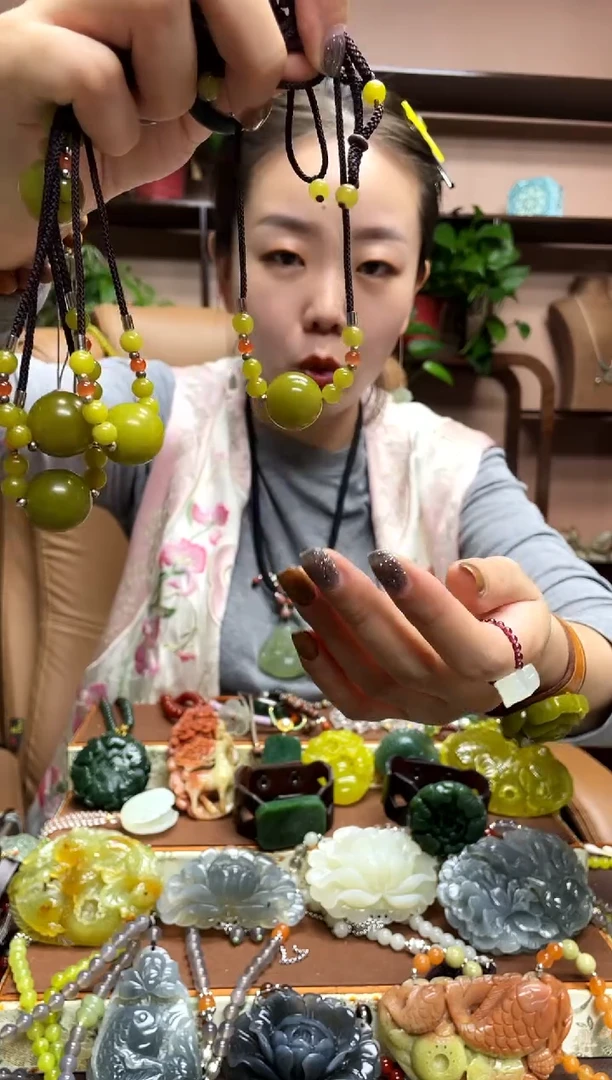 未镶嵌岫玉颈饰多样性发货发其中之一