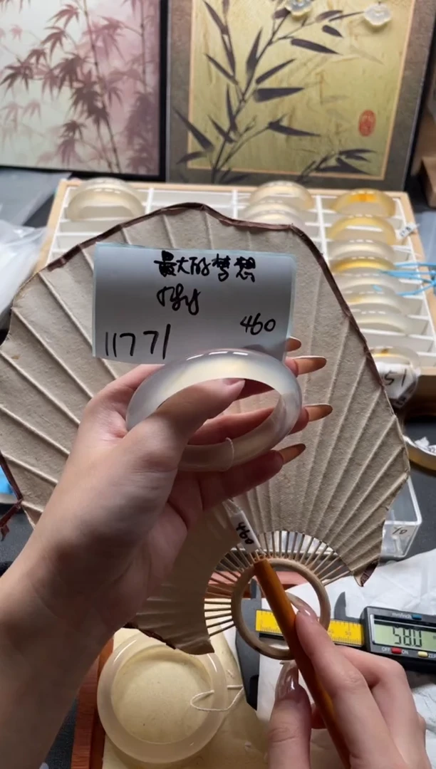 玛瑙/玉髓手镯未镶嵌最****平11771