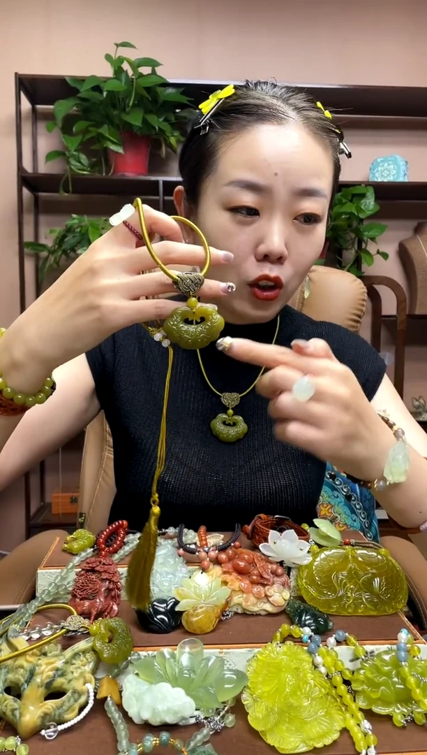 未镶嵌岫玉吊坠多样性发货发其中之一