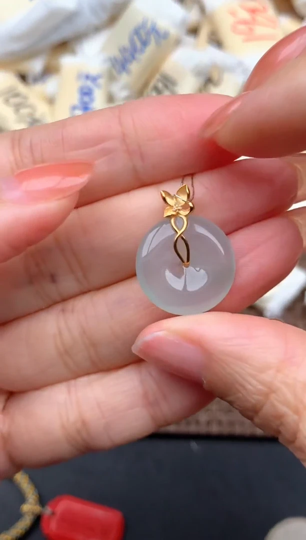 18K金镶嵌挂件翡翠一