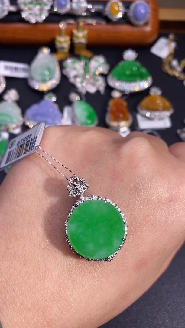 【闪购商品】翡翠颈饰18K金镶嵌吊坠