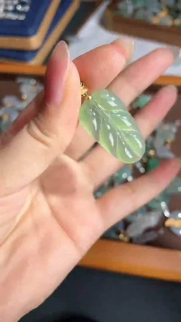 颈饰18K金镶嵌翡翠2025121401