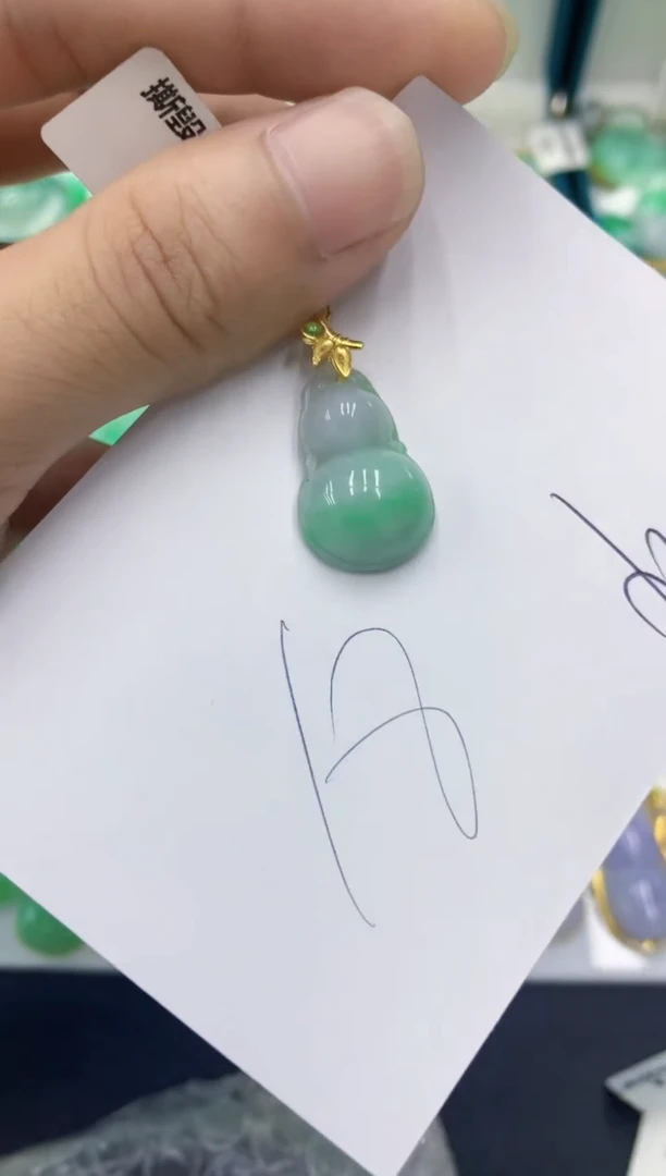 翡翠挂件未镶嵌翡翠