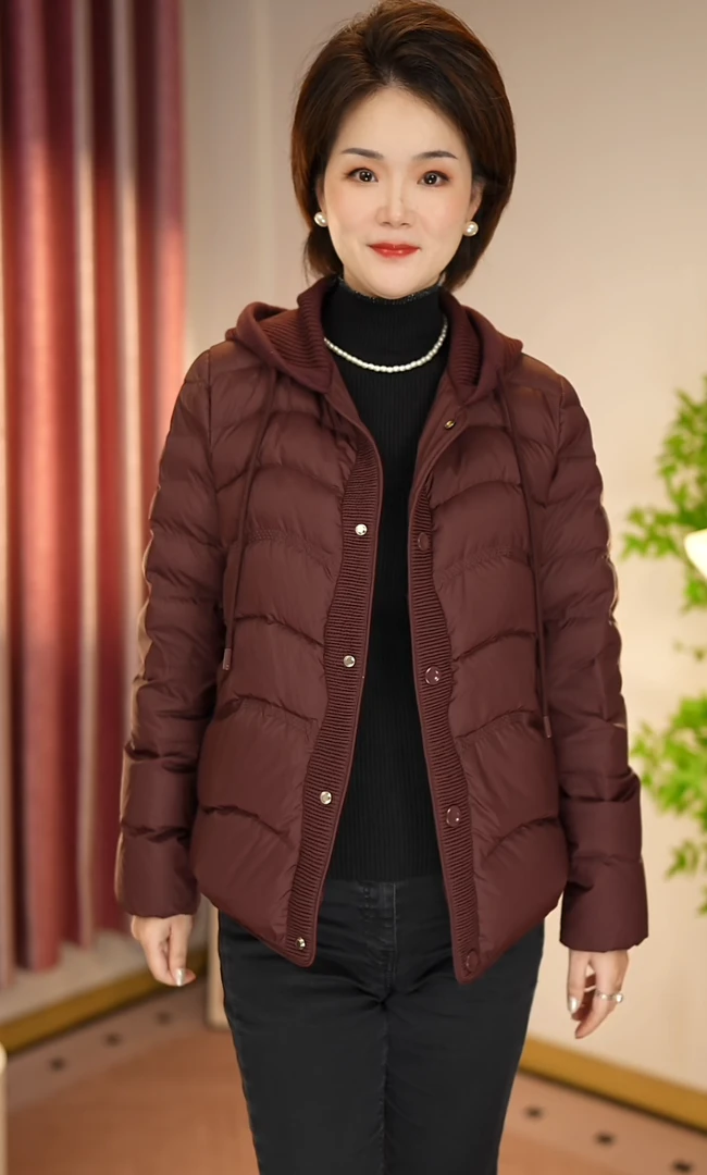 紫红色短款羽绒服拼帽款休闲洋气大方实穿轻便不臃肿年轻