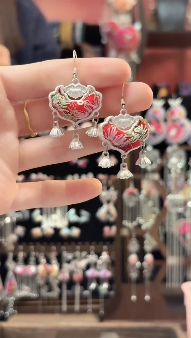 织绣 云织谣民族风精美饰品   150