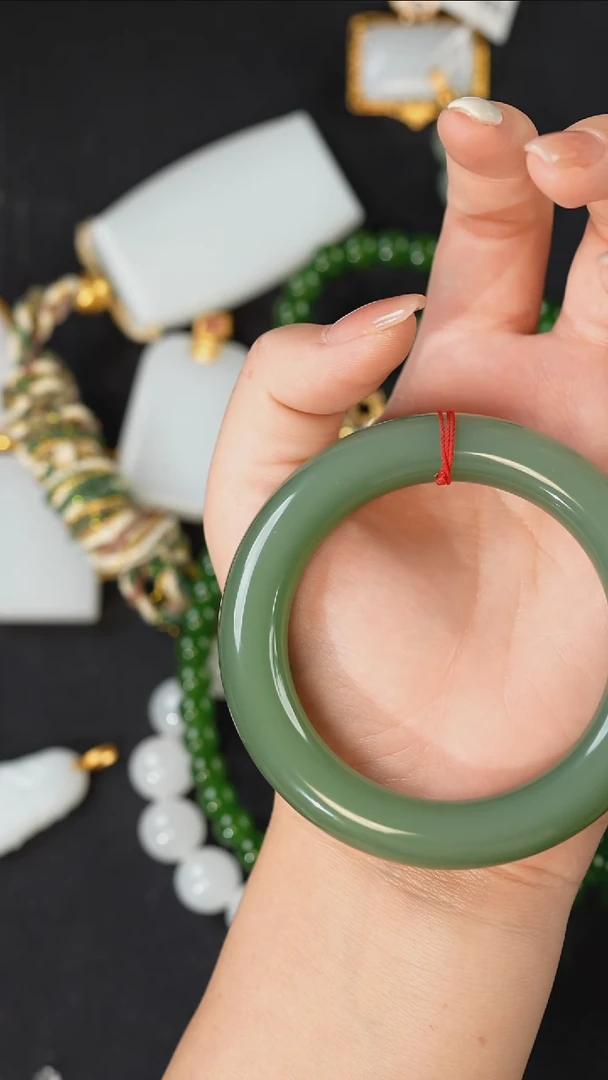 和田玉手镯未镶嵌向***发1