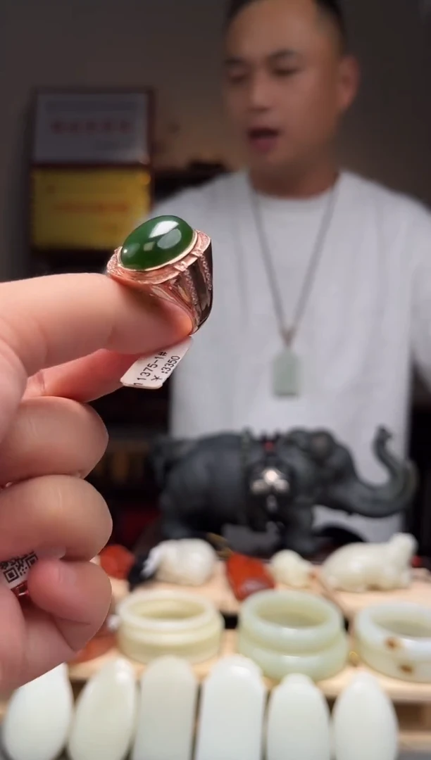 颈饰未镶嵌和田玉戒指