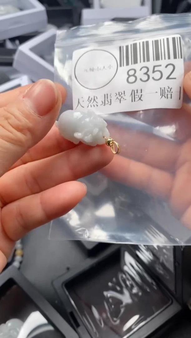 翡翠未镶嵌吊坠(不含链)8352