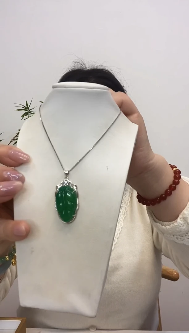【闪购商品】玛瑙/玉髓吊坠(赠链)银S925镶嵌绿叶子
