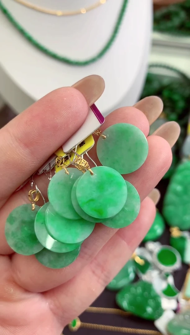 翡翠18K金镶嵌吊坠(不含链)多样性发货其中一件