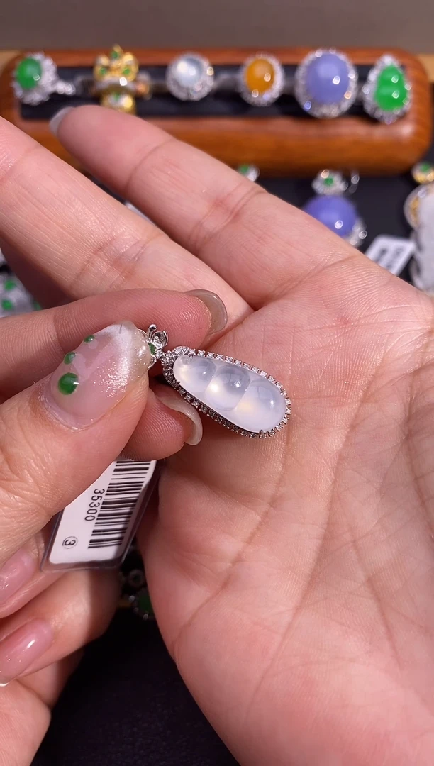 【闪购商品】翡翠颈饰18K金镶嵌吊坠