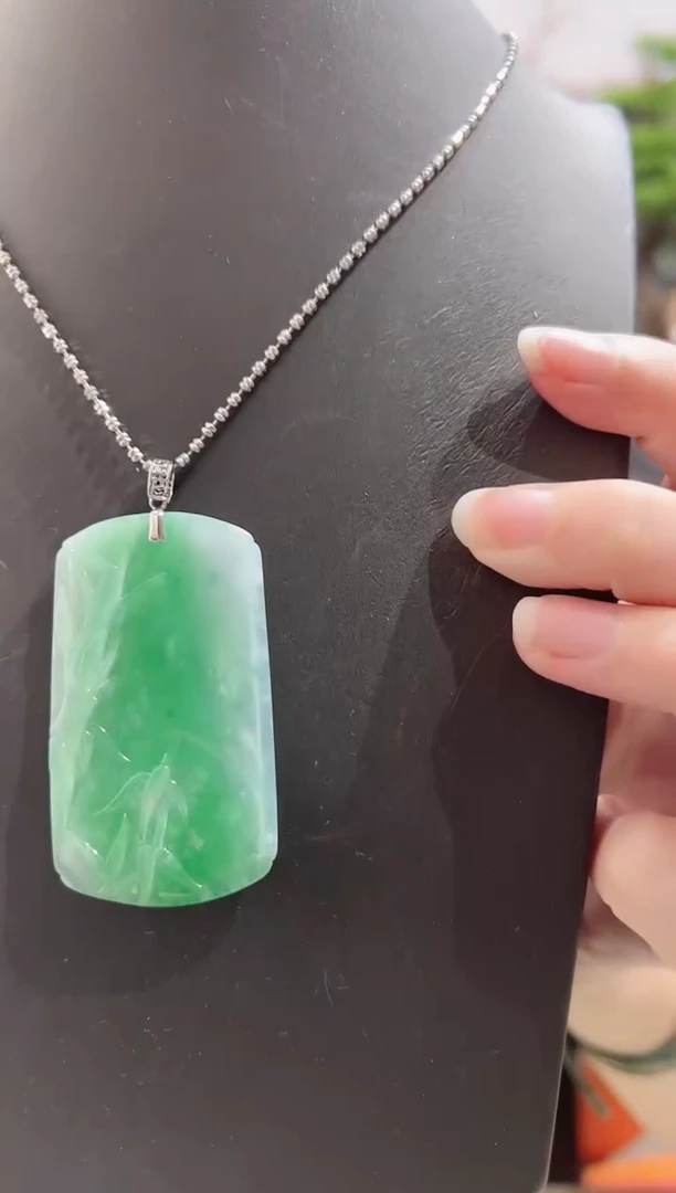 翡翠18K金镶嵌颈饰888888