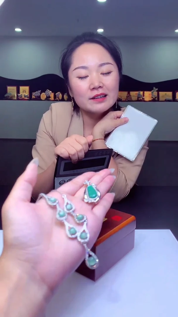 颈饰未镶嵌翡翠天然翡翠（拍一发一）