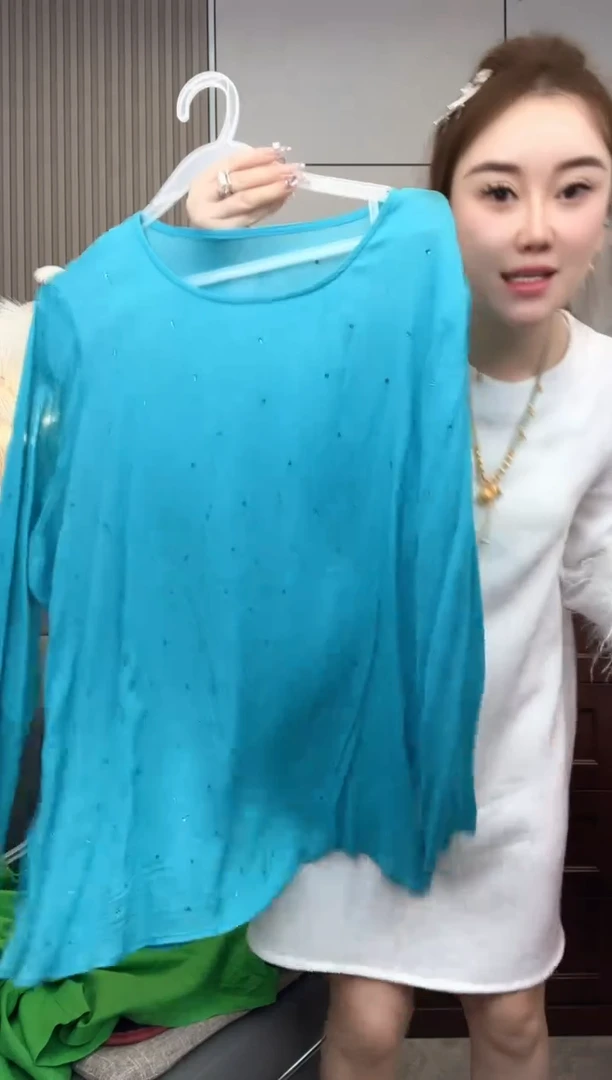 亚克力钛钢蓝色钻钻真丝衫