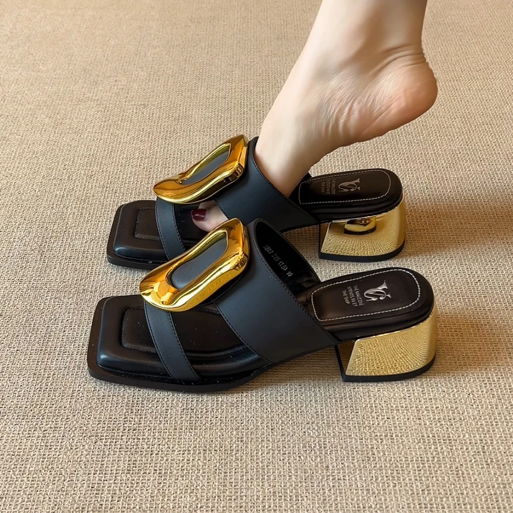 RubyL/4.5cm2025年夏季新款时尚休闲字母装饰粗跟拼色露趾凉拖