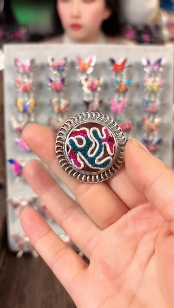 彩云南阁非遗老绣饰品110