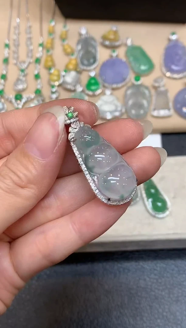 颈饰18K金镶嵌翡翠福豆【无服务费