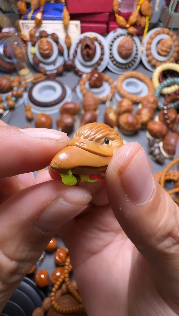 手串橄榄核鹰嘴黑悟空