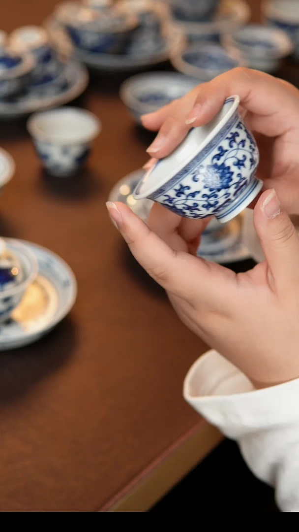 缠枝连纹理压手主人杯