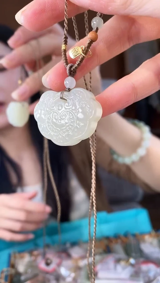 颈饰未镶嵌和田玉如意锁和田玉项链