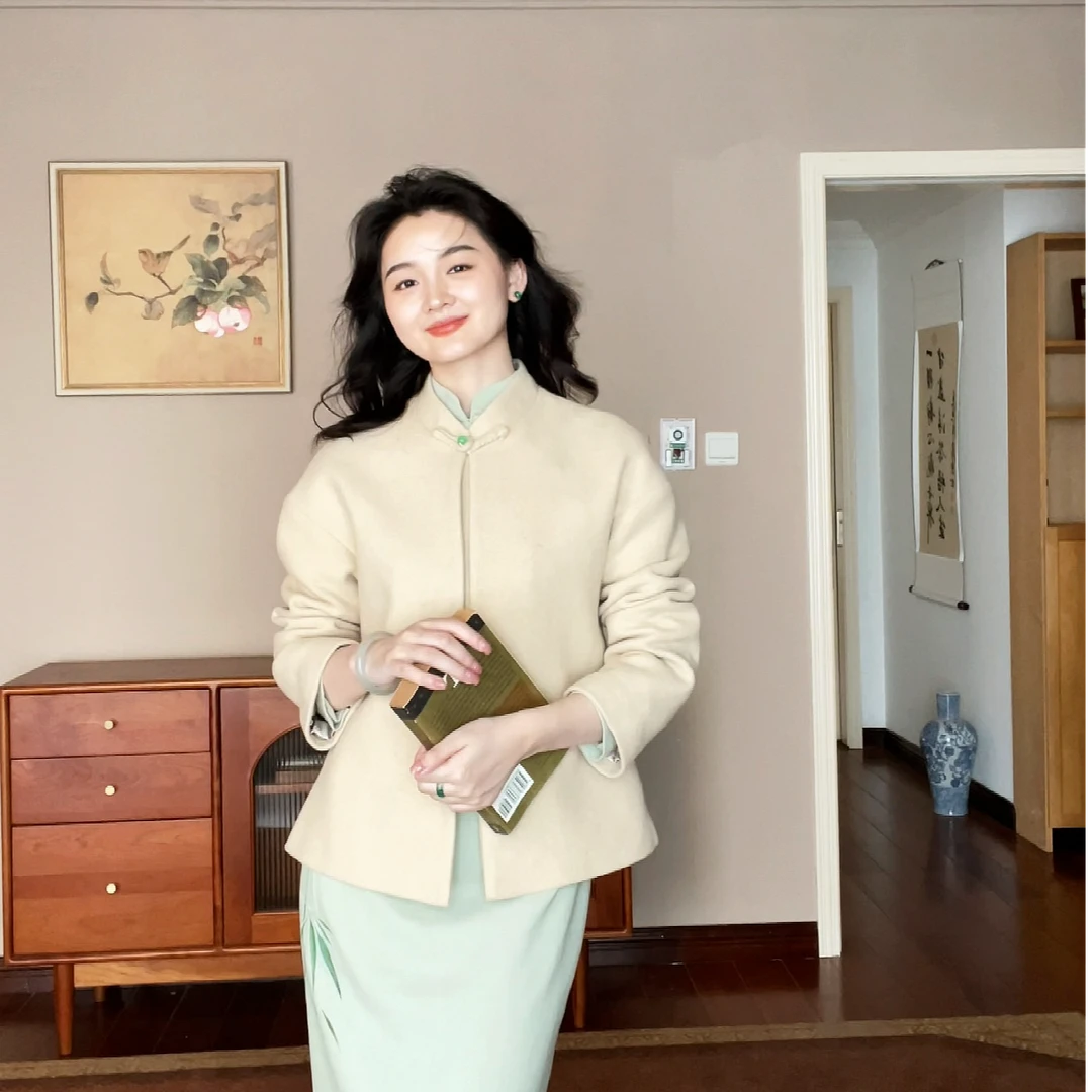 丝路嘉和。春和 I 秋冬新款杏色羊毛时尚百搭上衣