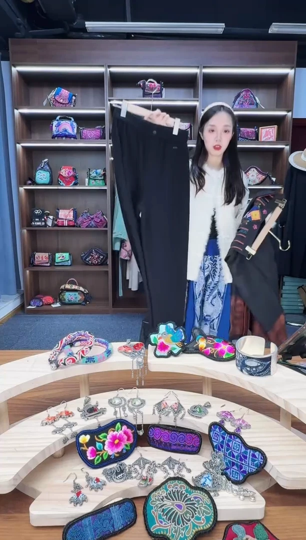 织绣锦*黑色蒙阿苏苗绣传承店