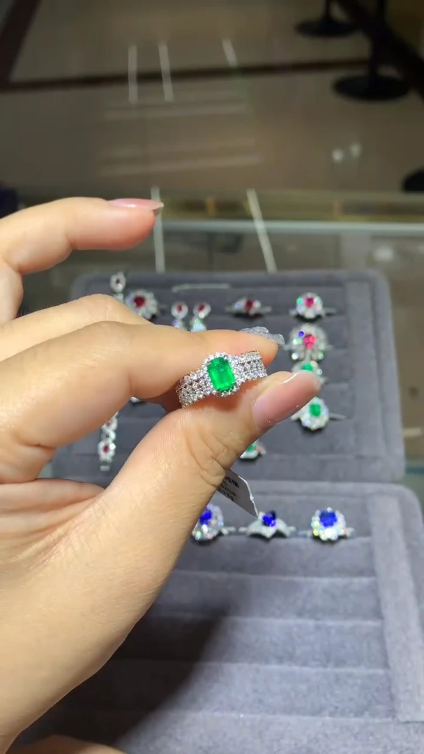 18K金镶嵌戒指祖母绿0.8CT