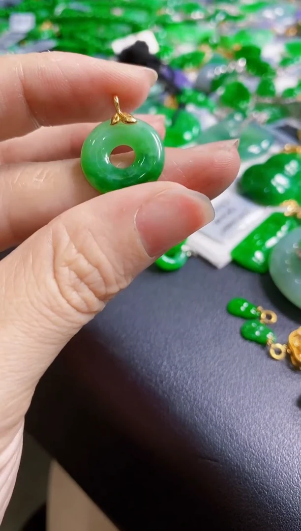 定制翡翠18K金镶嵌吊坠