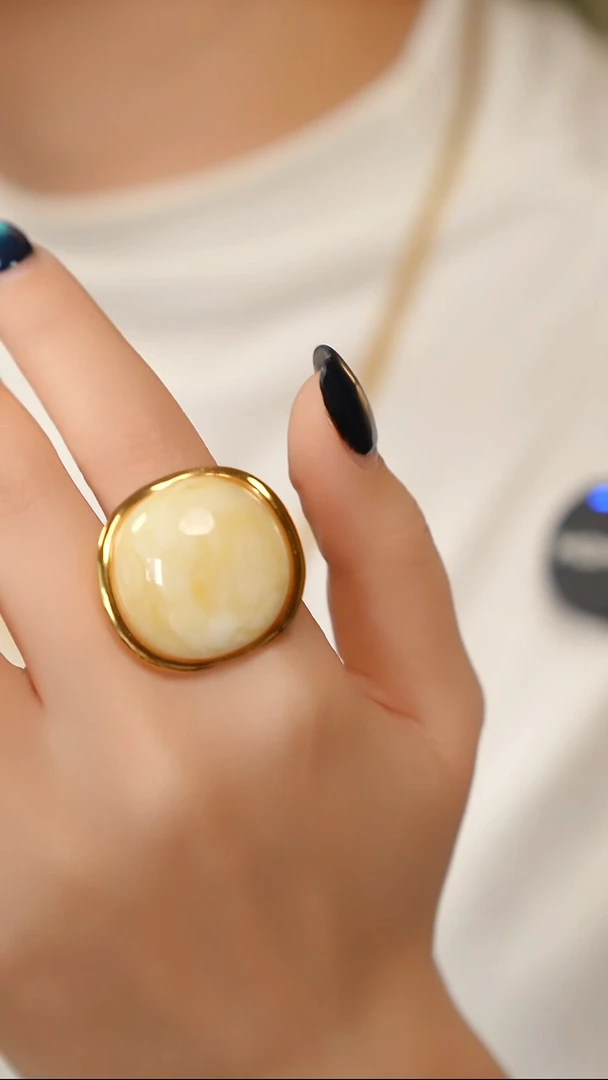 银S925镶嵌蜜蜡戒指漆白大戒指