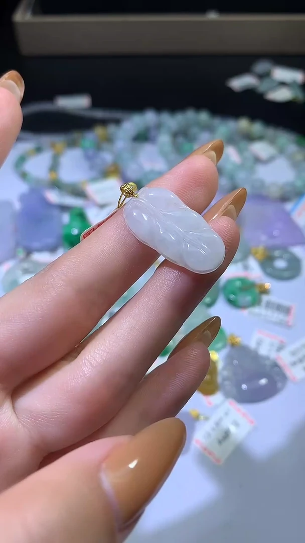 颈饰18K金镶嵌翡翠ZX018789