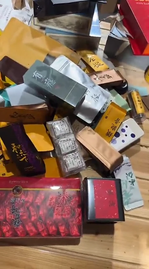 桌上一堆·······