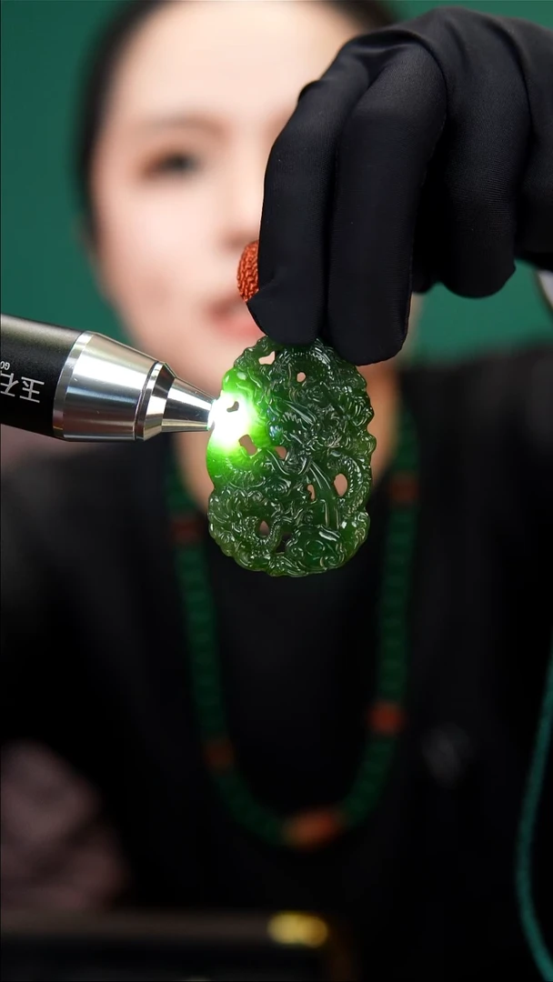 吊坠(赠链)未镶嵌和田玉（碧玉）天然和田碧玉龙牌菠菜绿吊坠