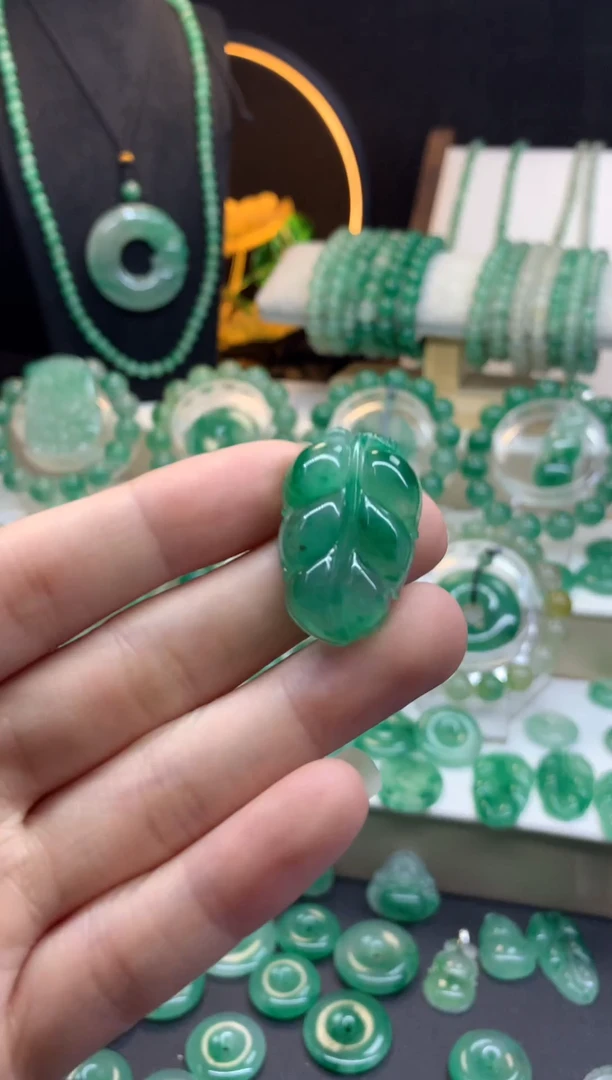 吊坠(不含链)未镶嵌石英质玉（非洲翠）金枝玉叶放漏