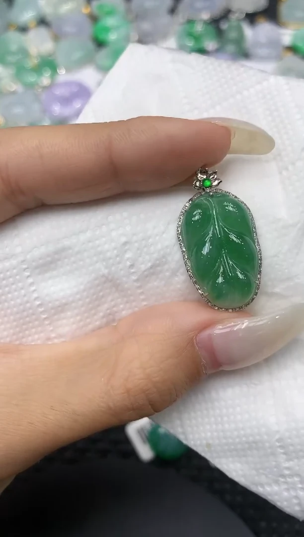 颈饰18K金镶嵌翡翠11111111111