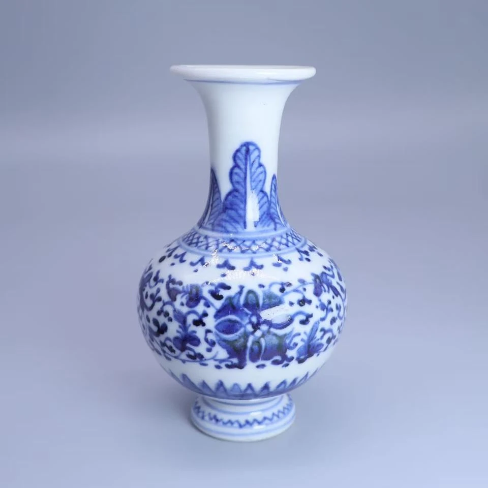 50: 清中期青花缠枝花卉纹小赏瓶