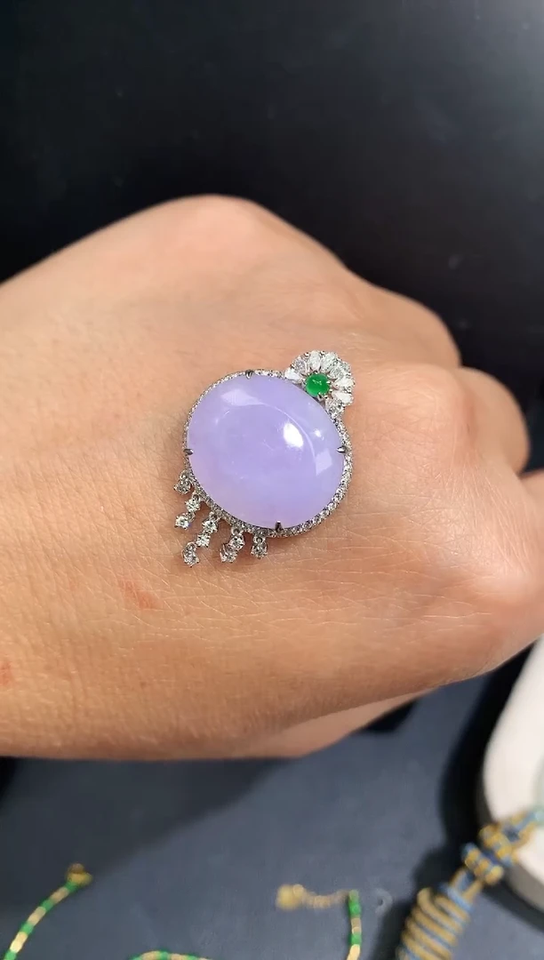 颈饰18K金镶嵌翡翠平安锁