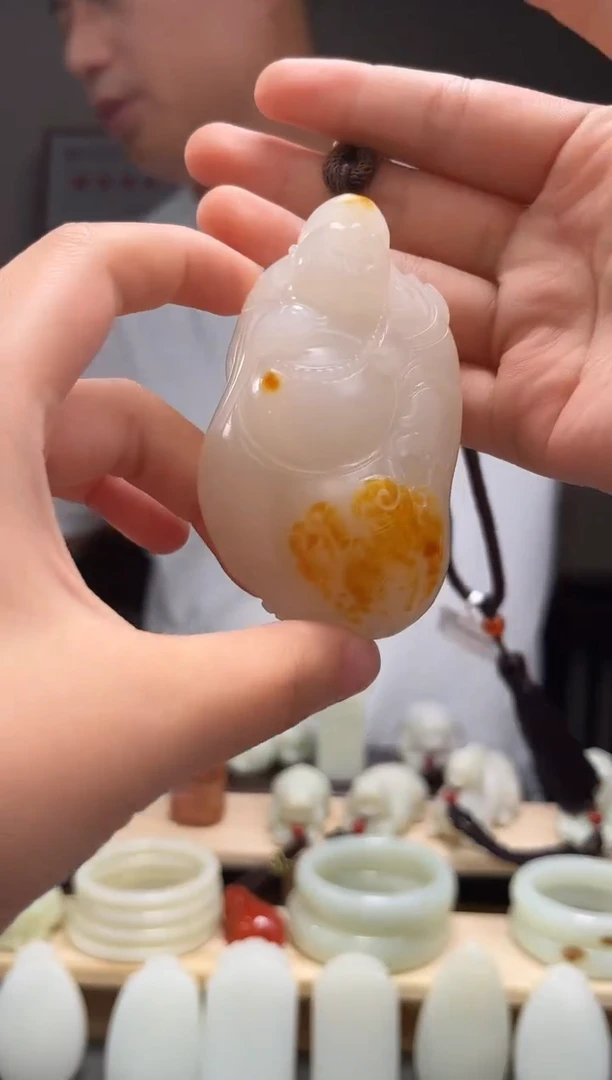 颈饰未镶嵌和田玉吊坠