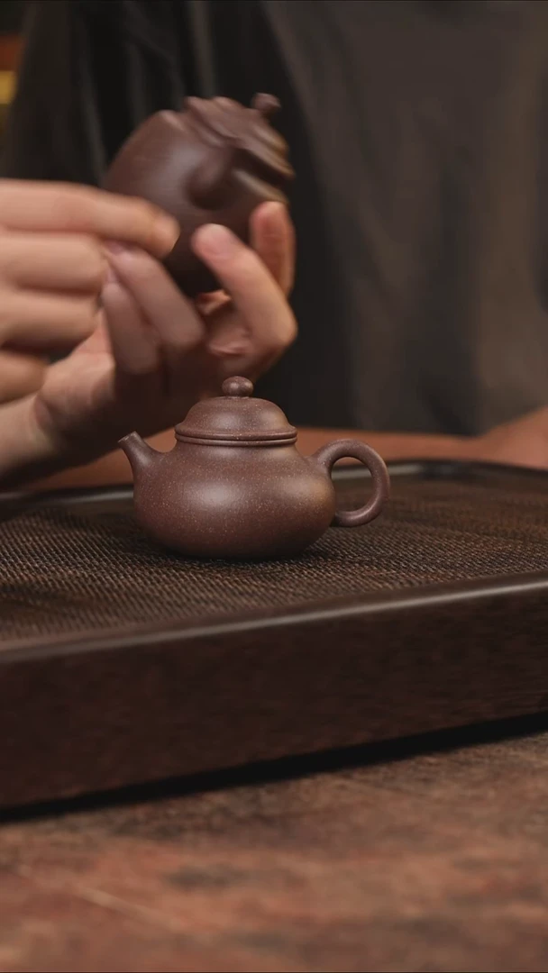 宜兴紫砂紫玉金砂容天