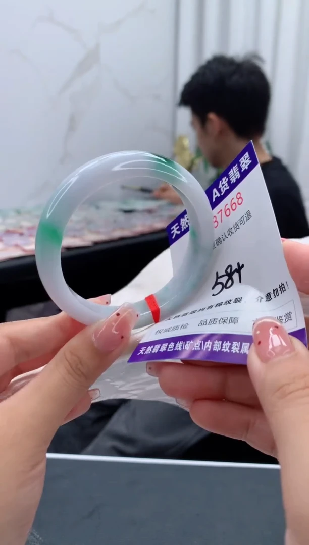未镶嵌手镯翡翠有纹，完美者勿拍