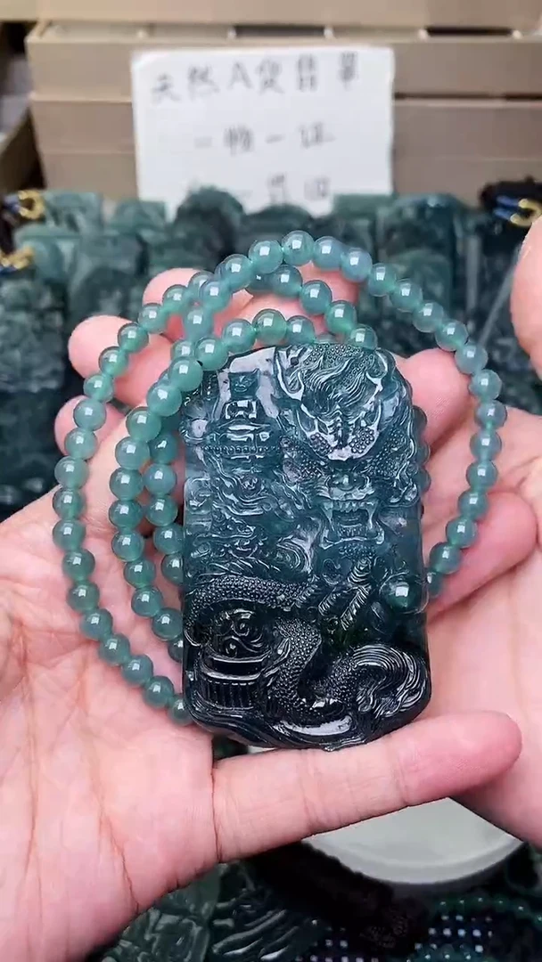 颈饰未镶嵌翡翠