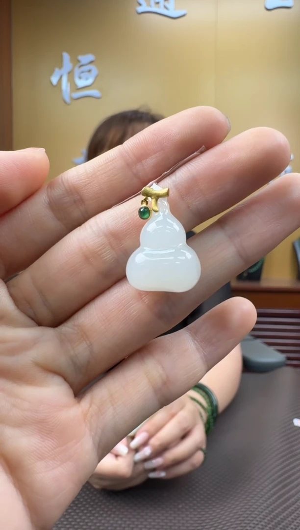 和田玉18K金镶嵌颈饰挂件