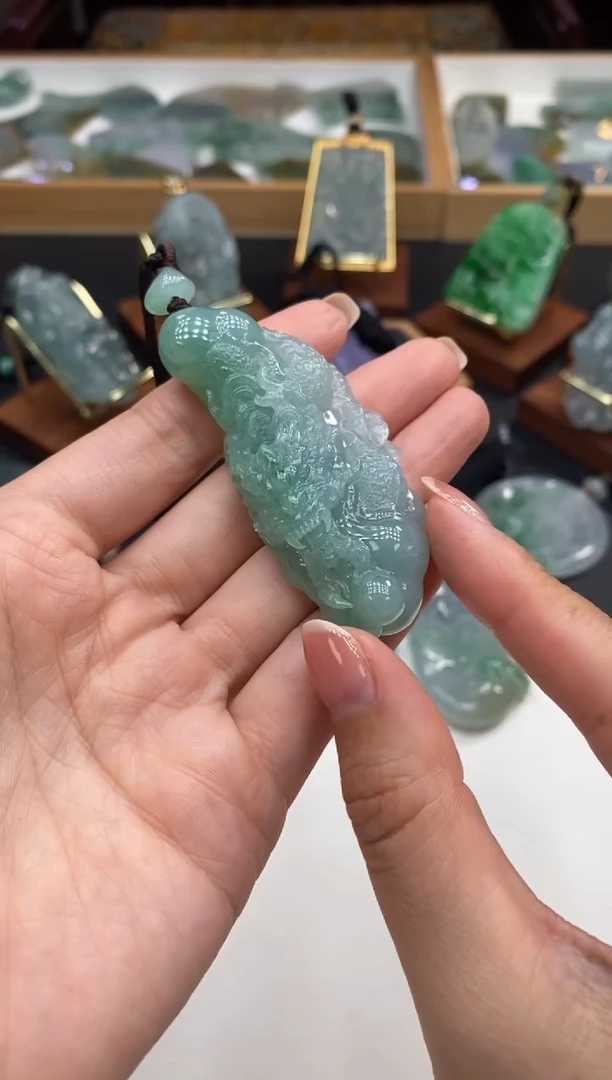 颈饰未镶嵌翡翠龙牌