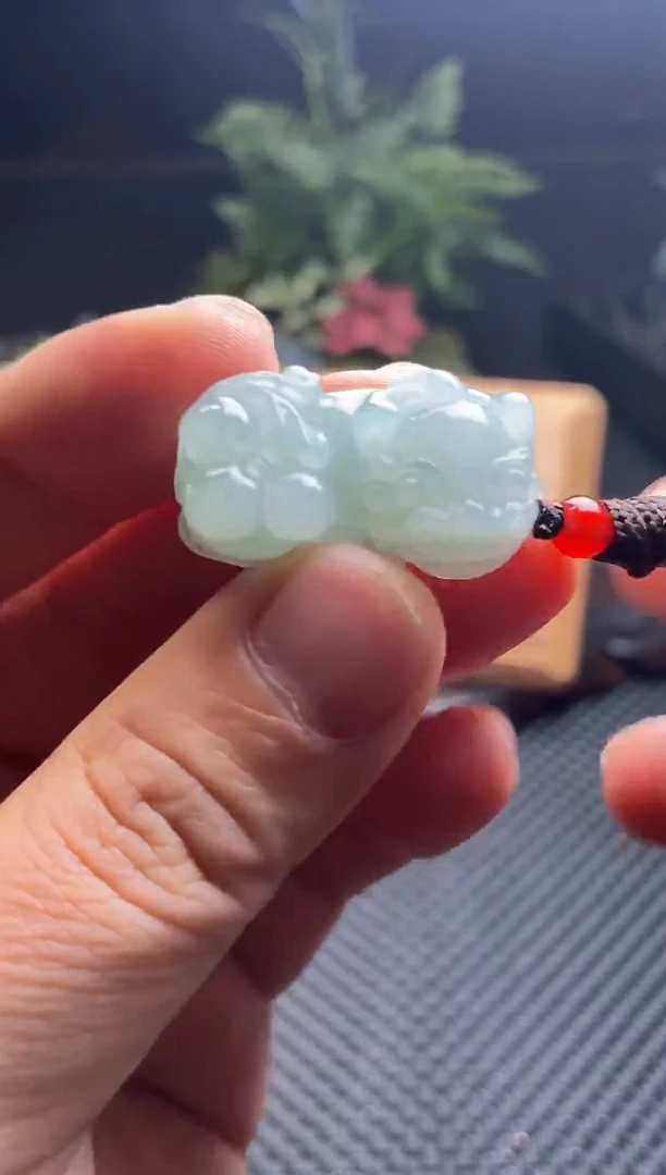 翡翠未镶嵌颈饰貔貅