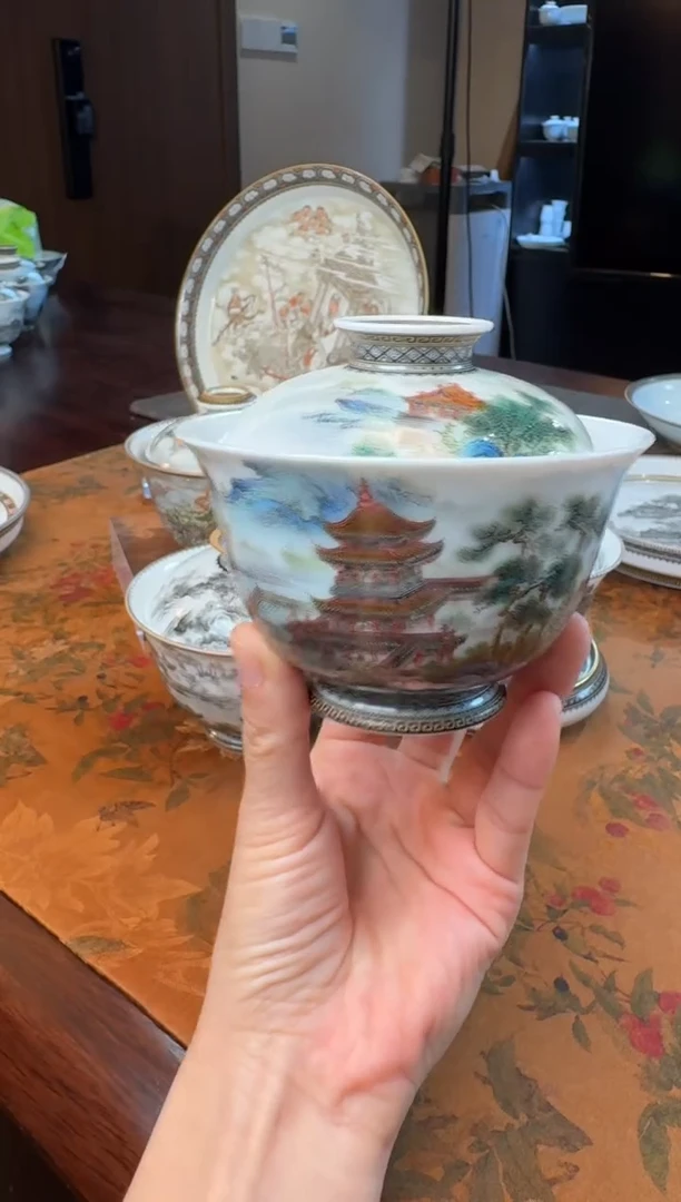 曾****梦手绘粉彩岳阳楼盖碗