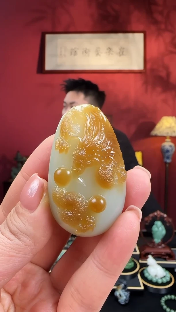 未镶嵌和田玉挂件l28冰糖黄俏色龙牌
