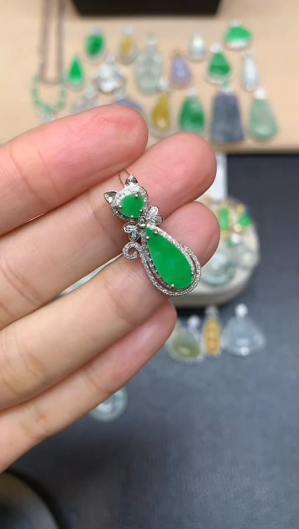 颈饰18K金镶嵌翡翠小猫【无服务费