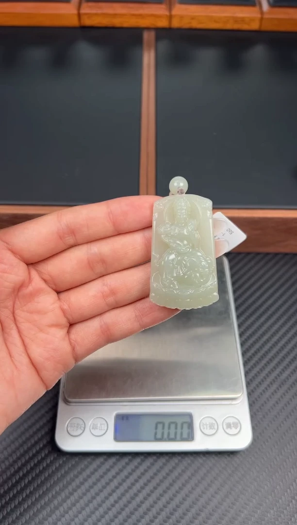 吊坠(赠链)未镶嵌和田玉且末微色差近矿吊坠