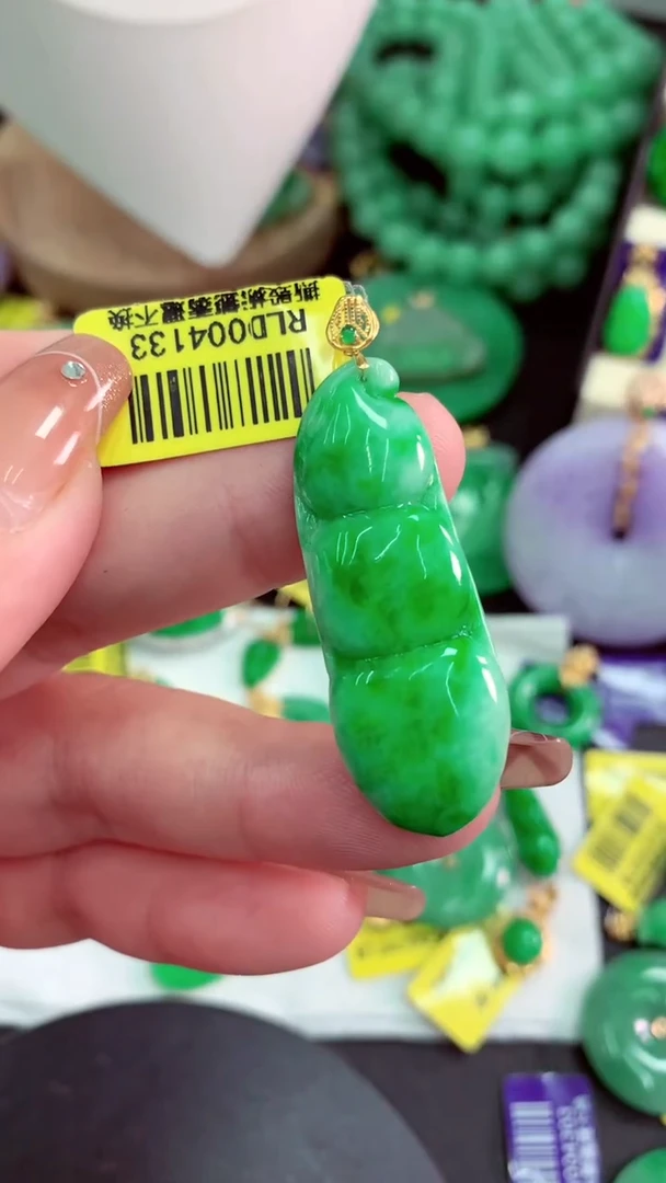 颈饰18K金镶嵌翡翠挂件