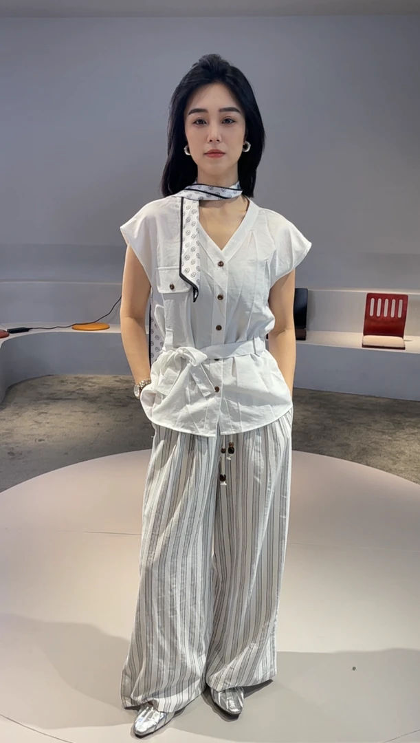 简约无袖衬衣＋丝巾